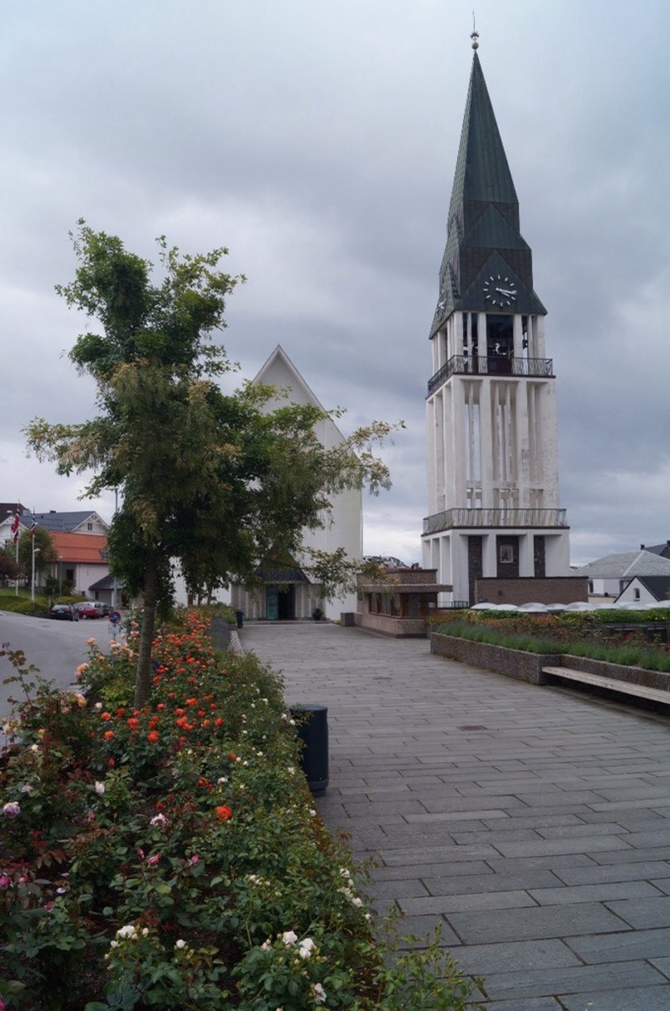 Norwegen - Molde - Die Kirche in mitte Des Rosengartens. War nicht viel zusehn aber nett.