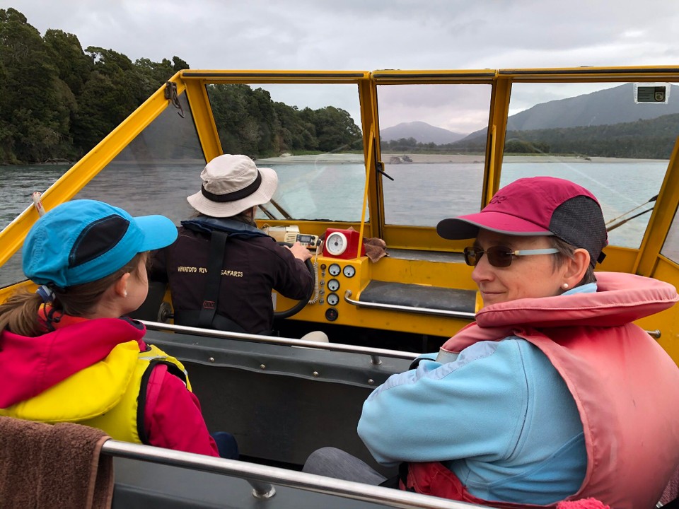 Neuseeland - Jackson-Bucht - Wir sind im Sandfly-Gebiet angekommen ... beim Einstieg ins Boot wimmelt es nur so von Sandflies. Ruth meint dazu nur: That's part of the game.