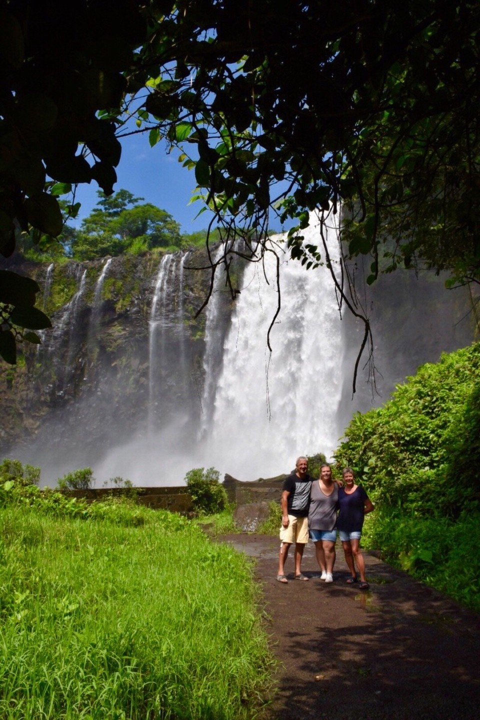 Mexiko - Catemaco - Der Wasserfall ist 40m breit und 50m hoch.
Durch die Gischt ist es schwierig Bilder zu machen, da die Linse ewig voller Tropfen ist.
Dafür gab es eine Dusche umsonst.