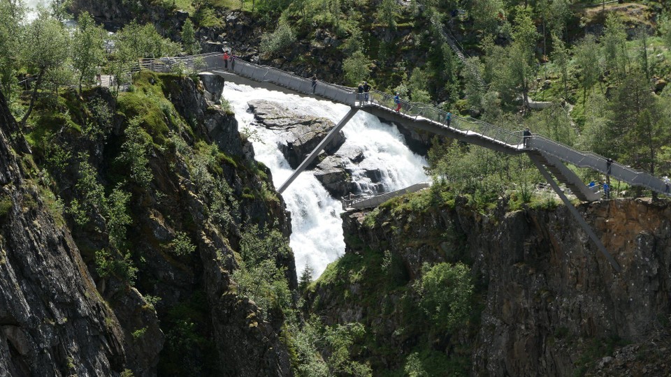 Norwegen - Eidfjord - Spektakuläre Treppenbrücke  über die Wasserfälle