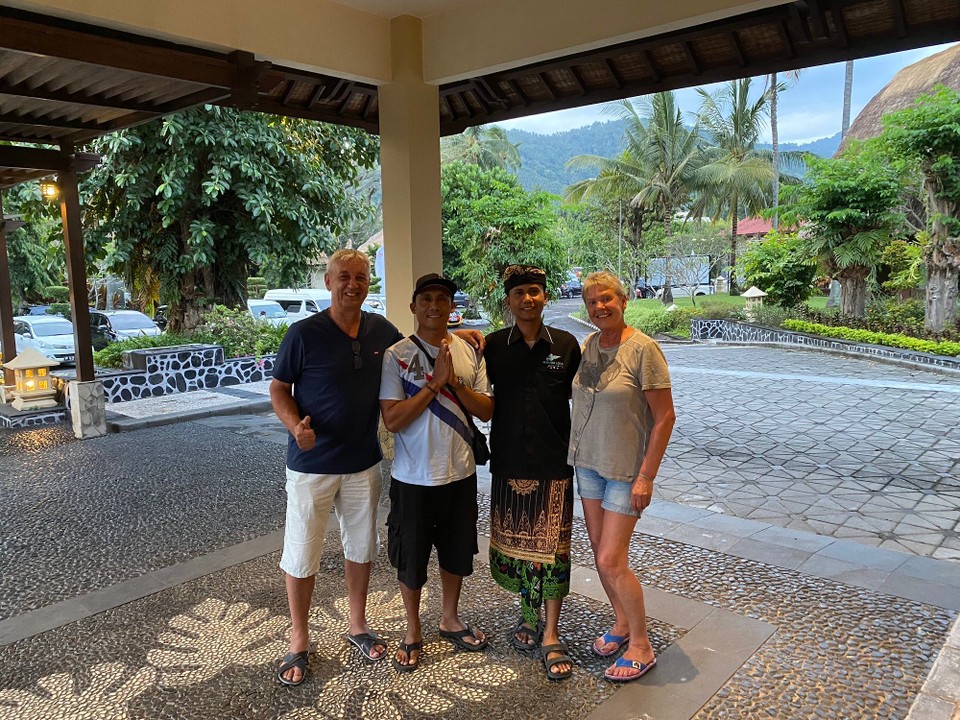 Indonesien - Kabupaten Lombok Barat - Abends zurück im Hotel haben wir uns von unserem Guide Gede und dem Fahrer Agus verabschiedet.
Sie  sind uns in den Tagen auf Lombok sehr an‘s Herz gewachsen. Es viel uns echt schwer, sie zu verabschieden und wir haben versprochen uns zu melden wenn wir wiedermal auf Lombok sind.
Vielen,vielen Dank.