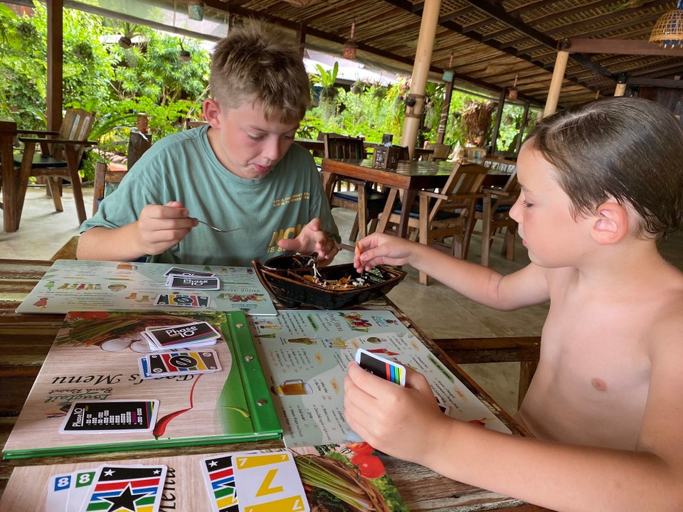 Thailand - Ko Pha-ngan - Spielen und snacken bei schlechtem Wetter.