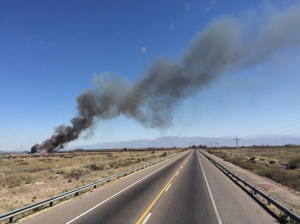 Argentinien - San Juan - Einscder vielen Feuer die hier so vor sich hinbrennen