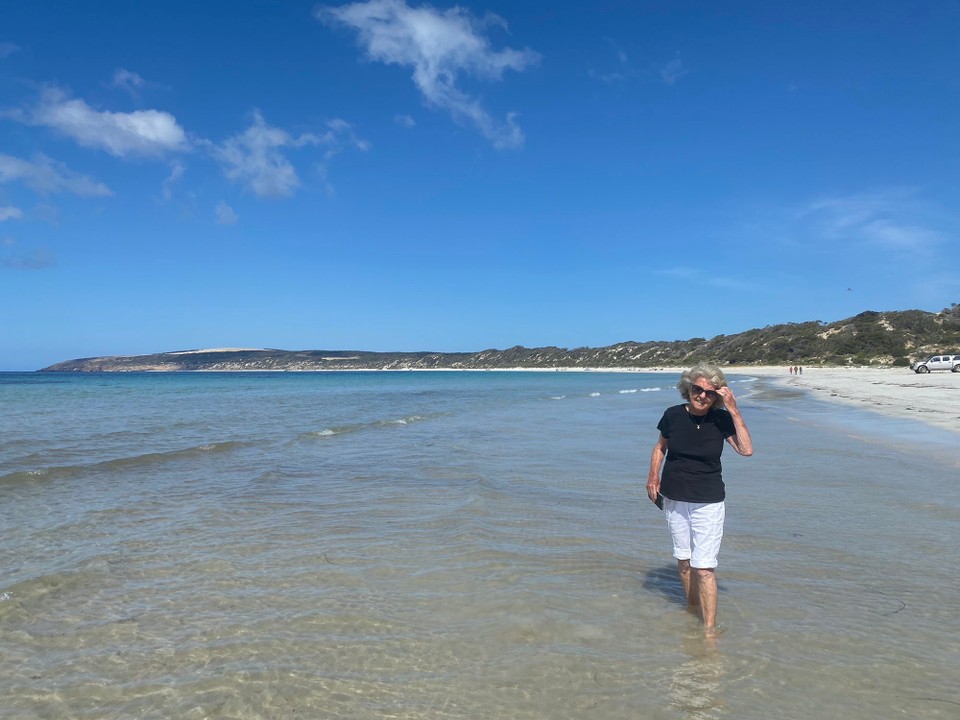 Australien - Kingscote - nachdem wir unsere für 2 Nächte gebuchte Unterkunft in Kingscote bezogen hatten machte wir uns auf für einen Besuch in der Emu Bay.
Wir wanderten dem langgezogenen feinkörnigen Sandstand entlang.