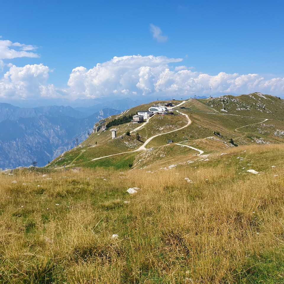 Italien - Monte Baldo - Die Bergstation aus der Ferne.