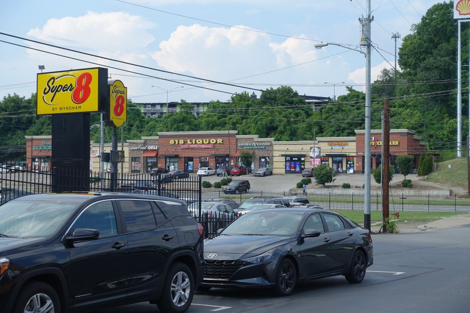 USA - Nashville - Das Gute ist so nah und doch so fern, der Getränkedealer gegenüber.
