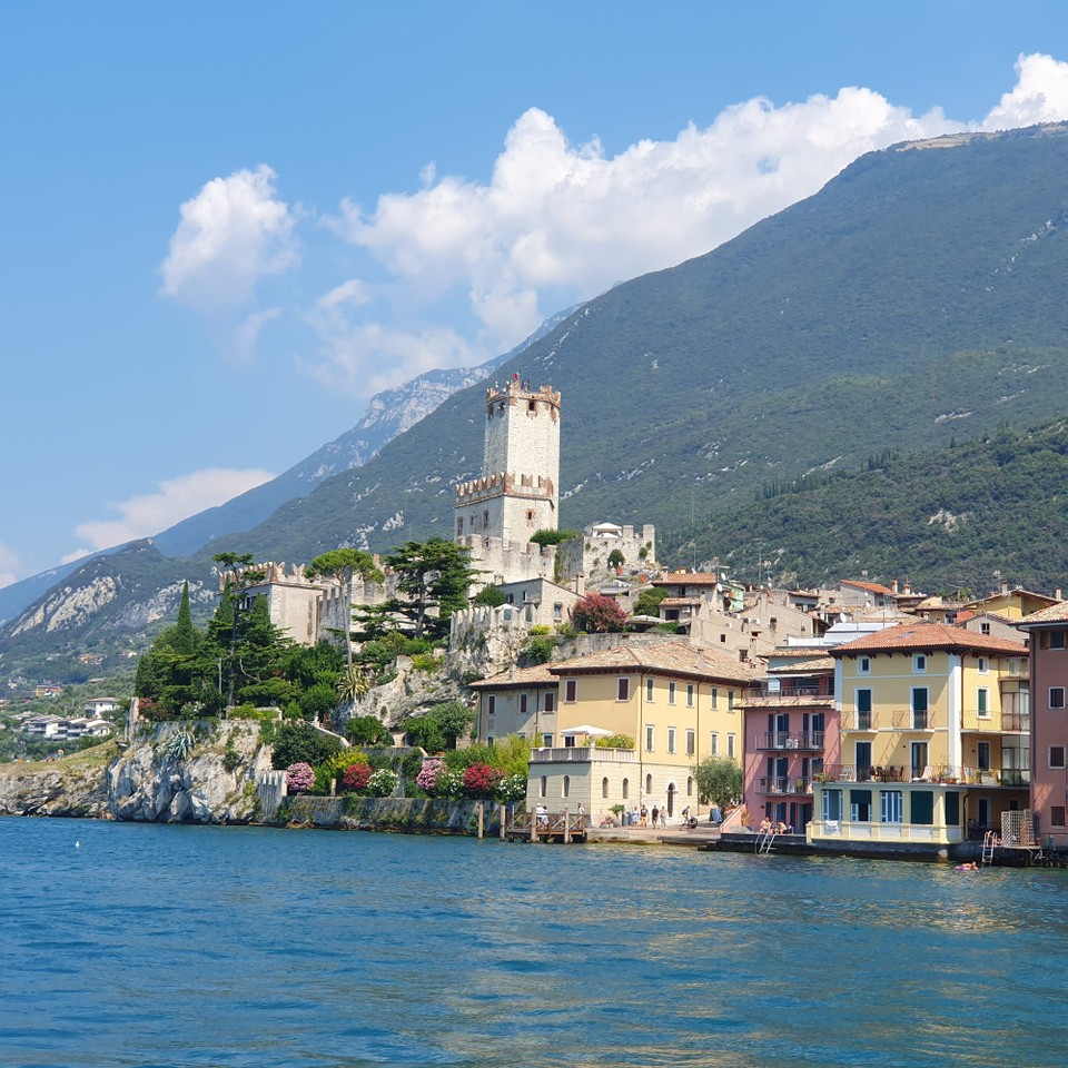 Italien - Limone Sul Garda - Auf den Rückweg sehen wie nochmal die Burg von Malcesine, wie Goethe sie schon  gesehen hat.