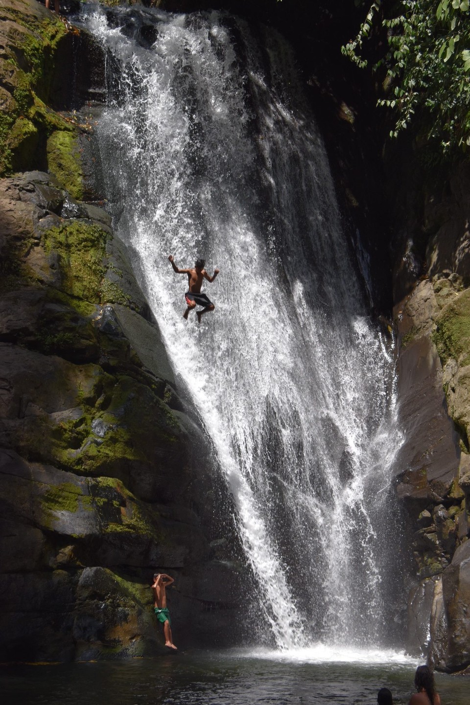 Costa Rica - Talamanca - Nein das sind nicht die Klippenspringer von Acapulco, nur ein paar verrückte Einheimische Jungs.