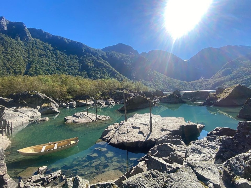 Norwegen - Mauranger - Und der erster Blick auf den Gletschersee ist einfach unglaublich. Auch wenn der See wenig Wasser hat, was ja in dieser Jahreszeit zu erwarten war, lohnt es sich den Weg gegangen zu sein. 
