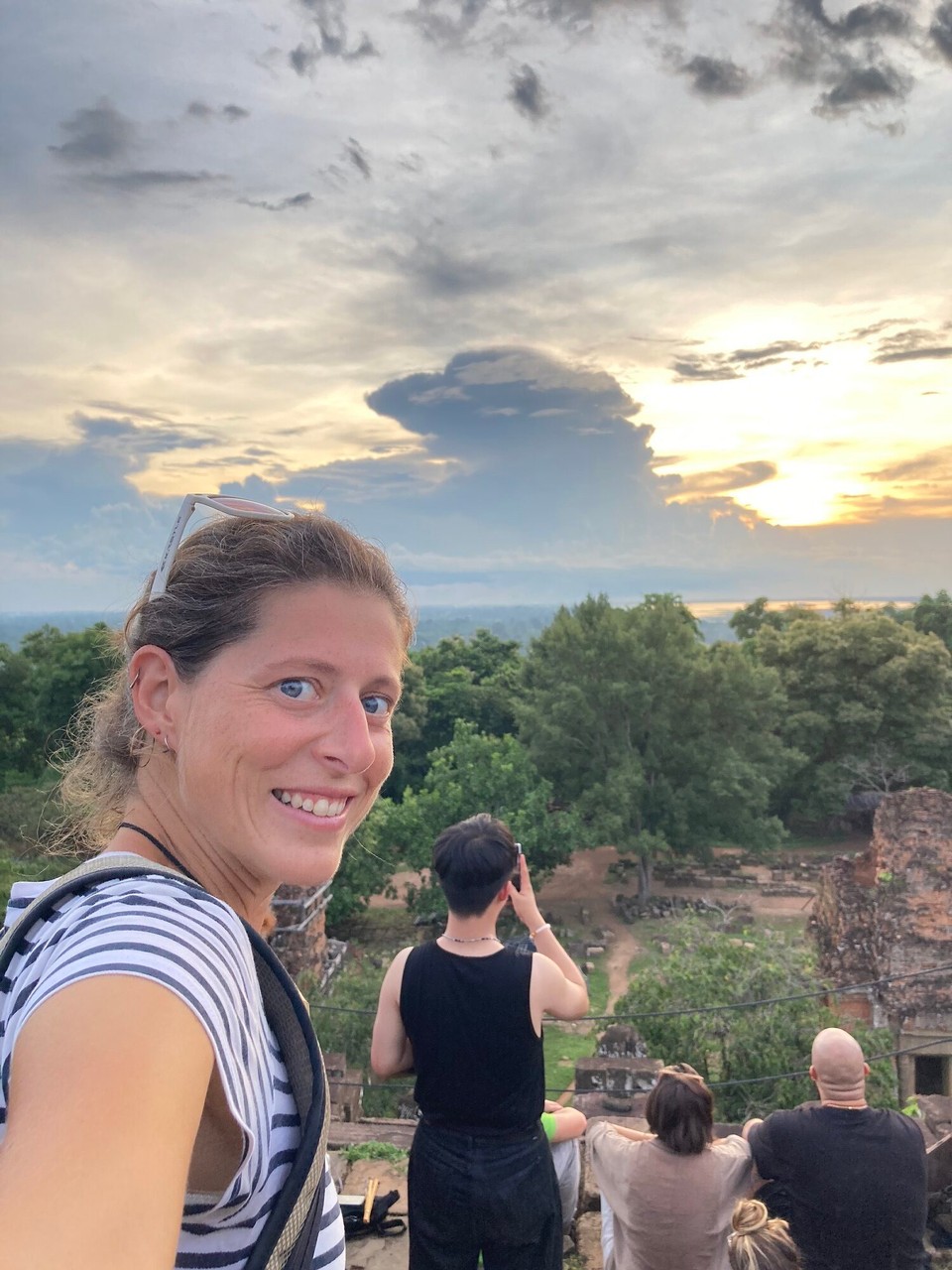 Kambodscha - Siem Reap - Dicht gedrängt sitzen, stehen, laufen die Menschen herum um den besten Platz fürs Foto zu finden 🤭