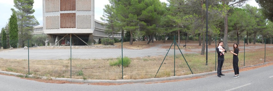  - Frankreich, La Gaude - In der Nachbarschaft liegt das ehemalige Forschungslabor von IBM. Der Architekt dieses Gebäudes im Brutalismusstil war der Bauhausschüler Marcel Breuer.