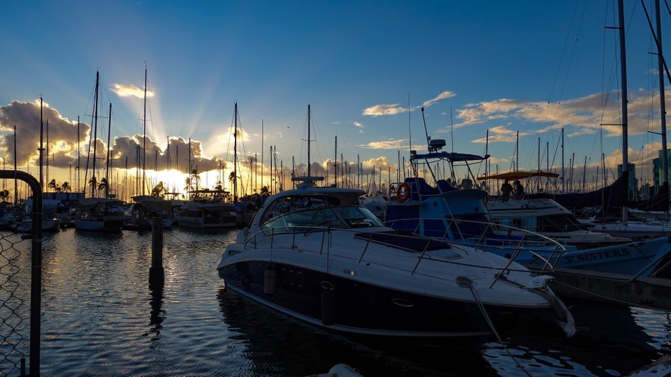 USA - Honolulu - Der Hafen am Abend.
