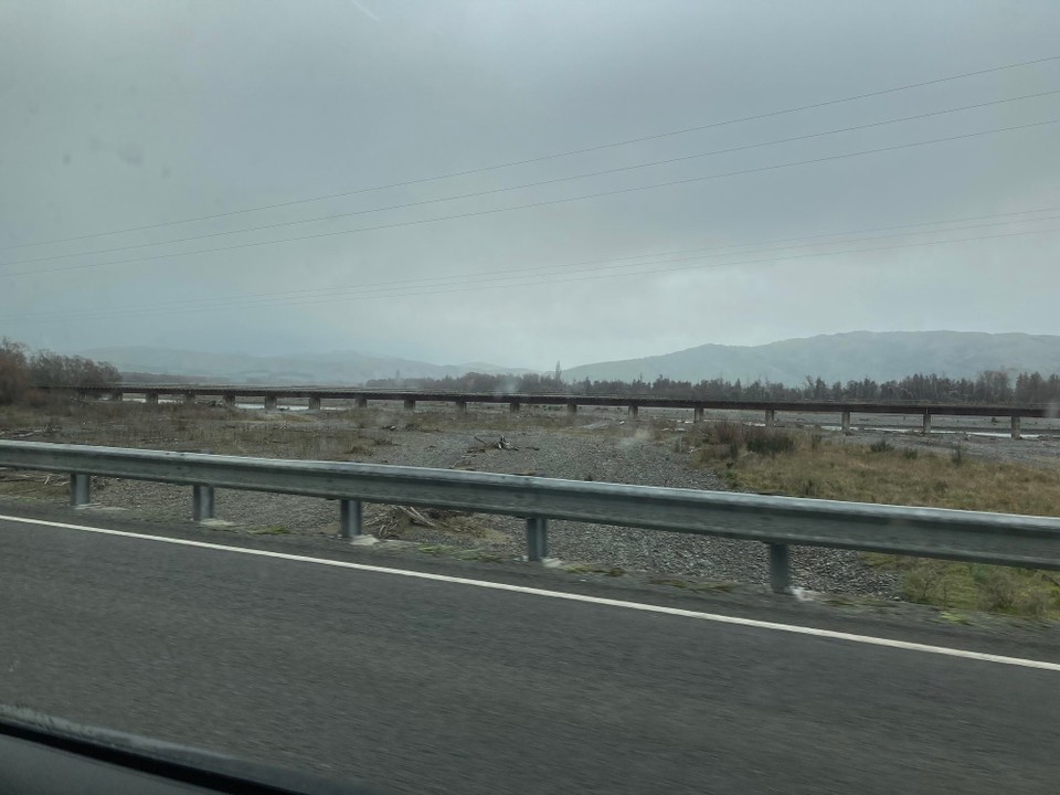 Neuseeland - Christchurch - Der Weg nach Christchurch ist grau in grau