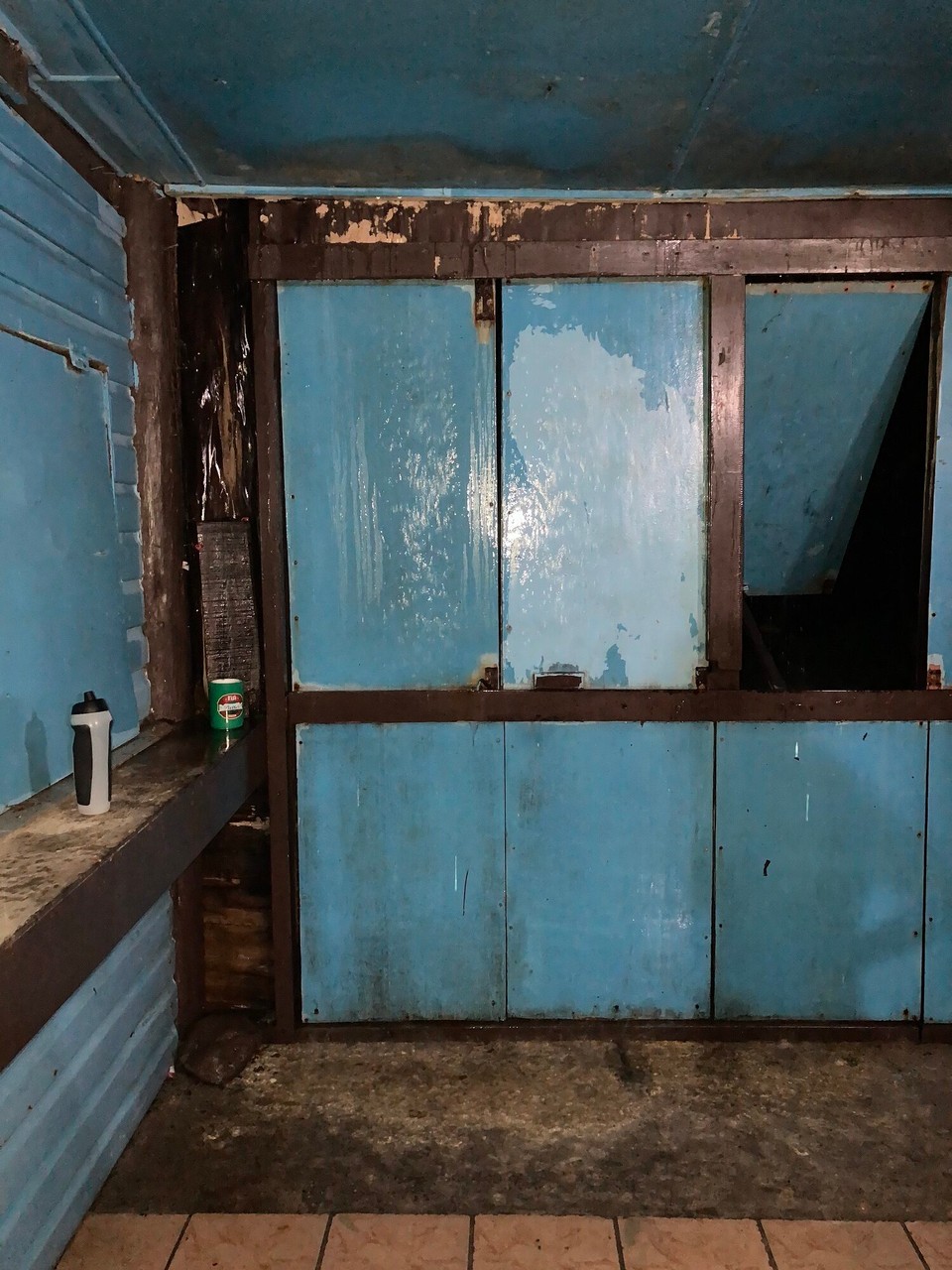 Fidschi -  - Am Abend schüttet es aus Eimern und selbst die Hütte leidet 🙈