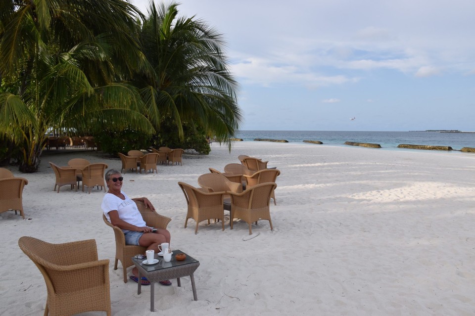 Malediven -  - Also erst mal ein freies Plätzchen am Strand gesucht und nen Cappuccino geschlürft 