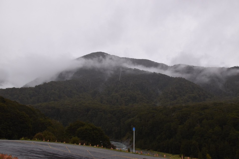 Neuseeland - Queenstown - Es regnete immer mehr und wir konnten uns laut Karte für zwei Wege entscheiden, einer war 40 km kürzer, sollte aber genauso lange dauern.
Da das Autofahren nicht so richtig Spaß machte, entschieden wir uns für den kürzeren.