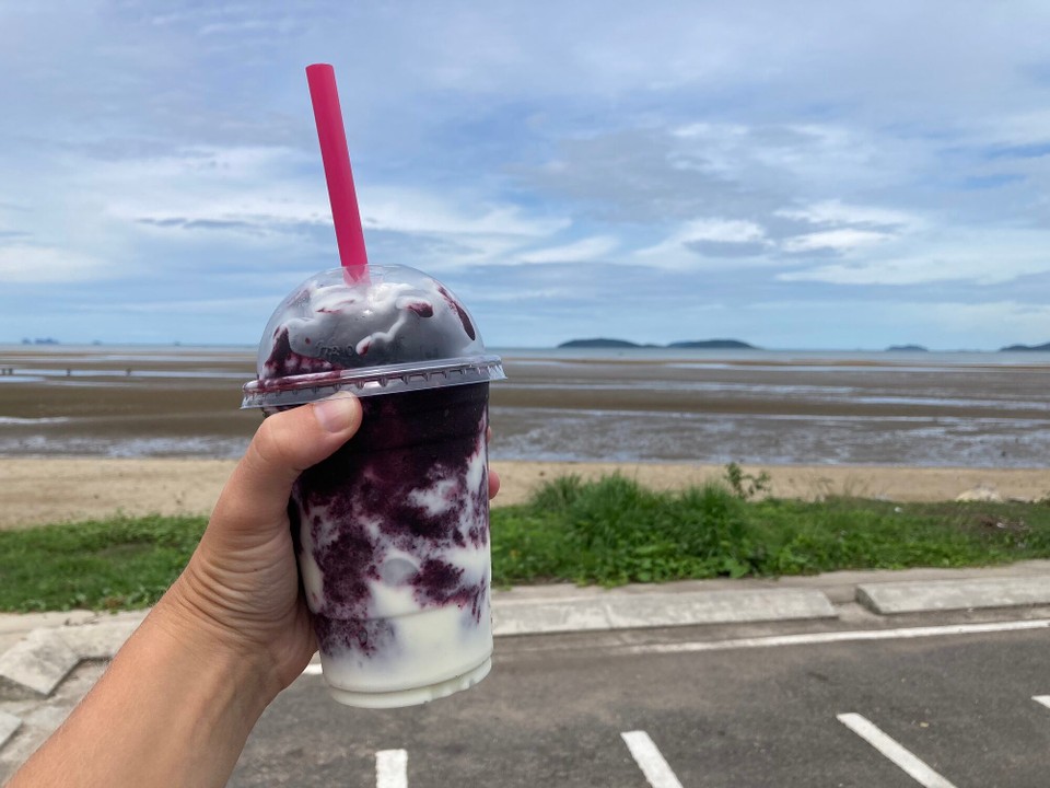 Thailand - Mueang Chumphon - OMG 🤩🤤 ein Beerensmoothie mit Joghurt für knapp 1,50€!
