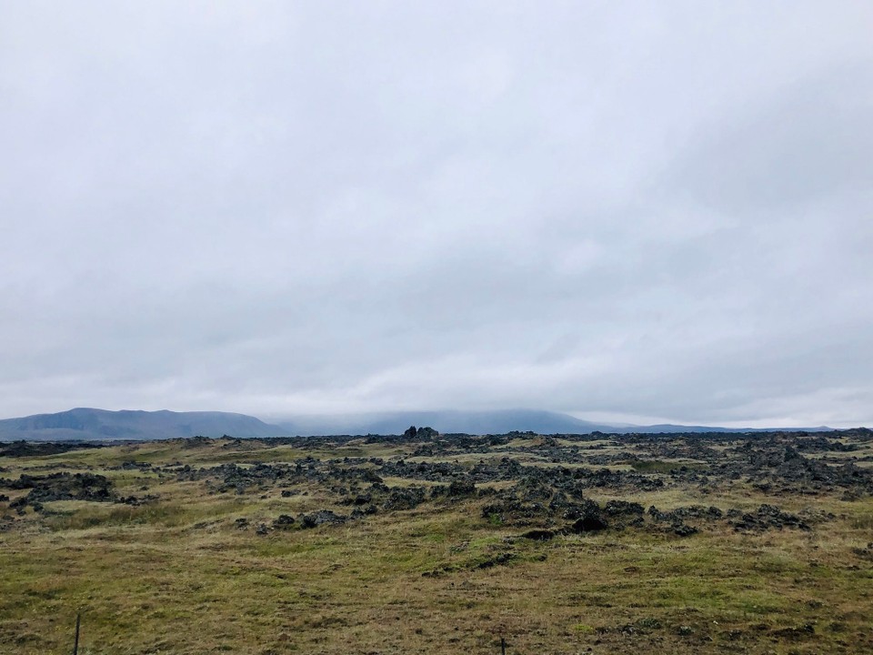 Island - Skútustaðahreppur - Das Wetter hat sich der Gegend angepasst, finde ich. Die Landschaft wirkt mit diesen tief hängenden Wolken noch dramatischer, als sie wohlunter blauem Himmel wirken würde. 