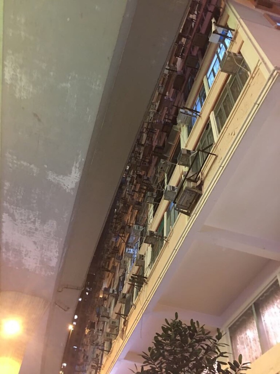 Hongkong - Hongkong - ...dann fuhren plötzlich Autos, Busse und Lastwagen durch meinen Balkon!