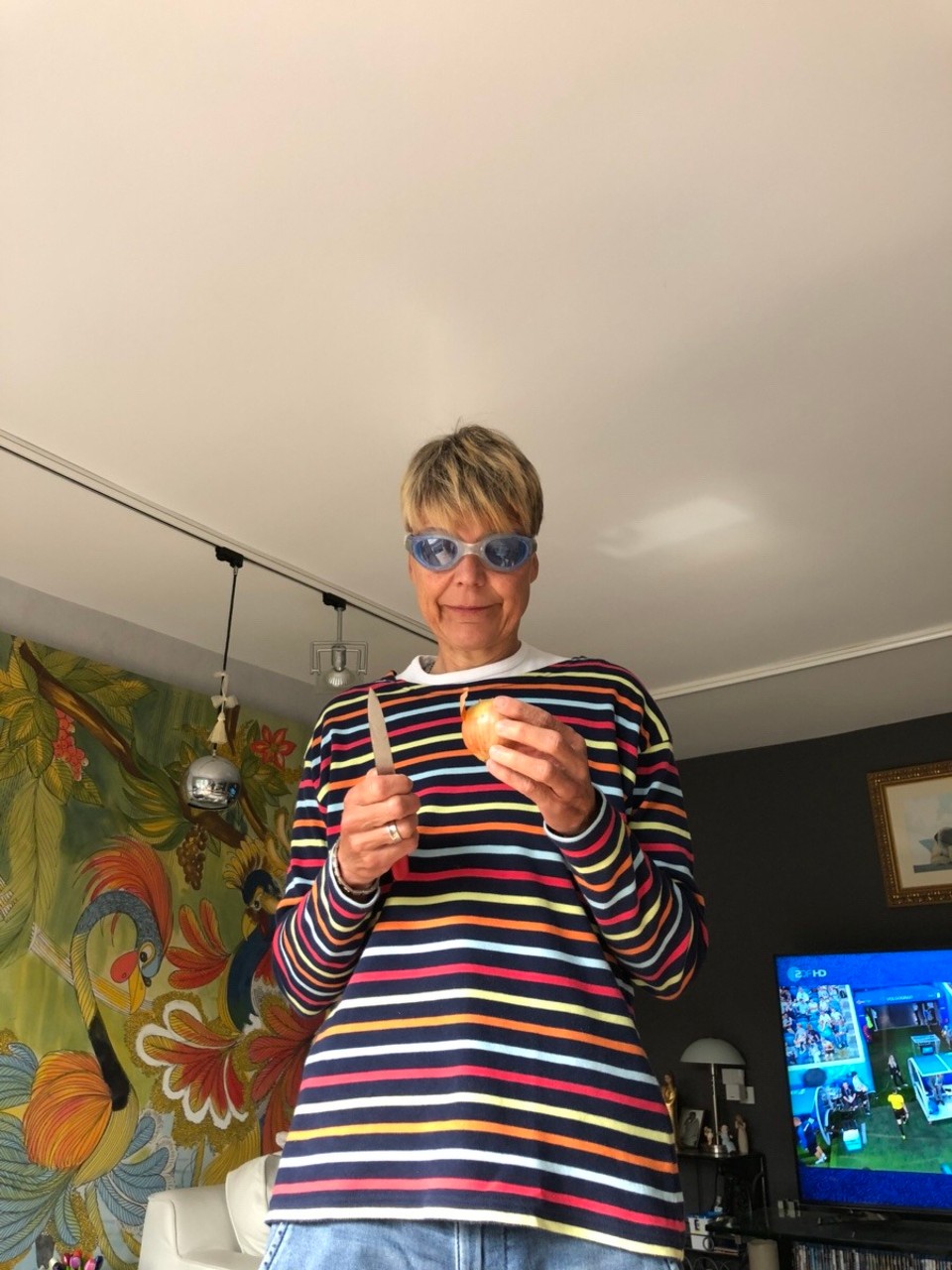 Deutschland - Düsseldorf - Wir sind wieder zuhause und Nicole schält bereits wieder Zwiebeln in ihrem ausgereiften Kampfanzug 😘