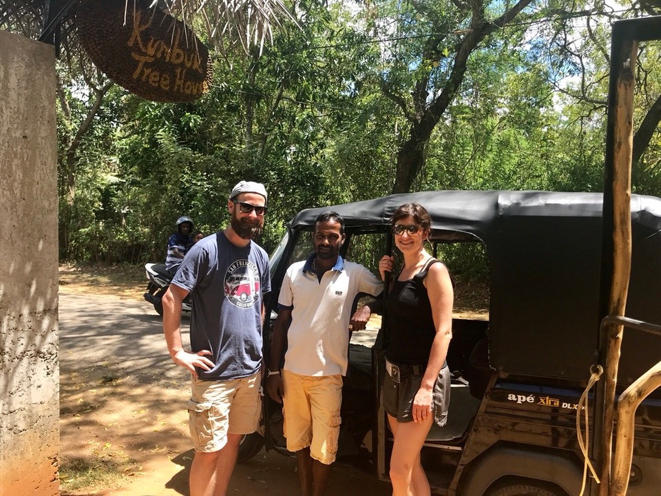 Sri Lanka -  - Unser Tuk Tuk-Fahrer, der uns immer zum Bankomat geführt hat, wenn das Geld (wieder) ausgegangen ist 😬