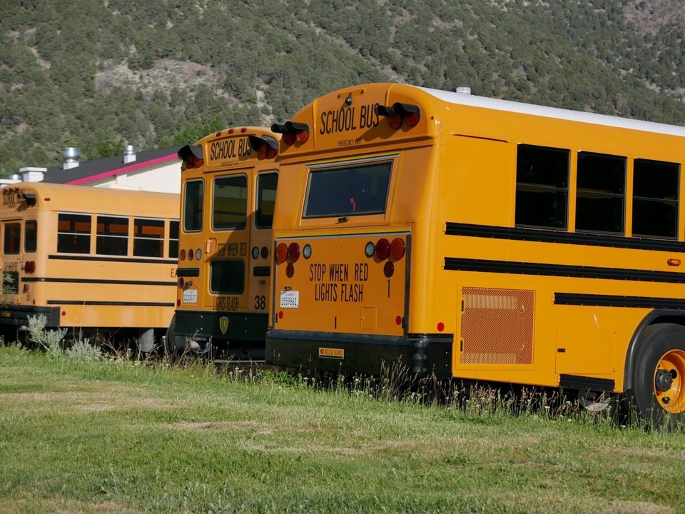 USA - Lee Vining - ...klassische amerikanische Schulbusse, wie sie wohl jeder kennt 