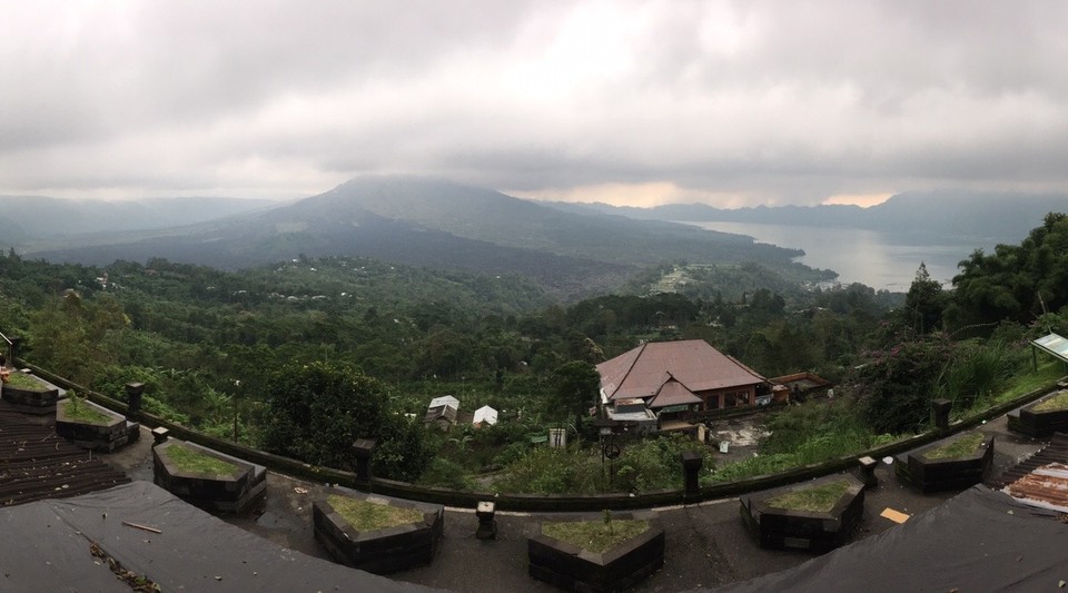Indonesien - Bangli - Standpunkt II - rechts der See, geradeaus der Berg Batur 