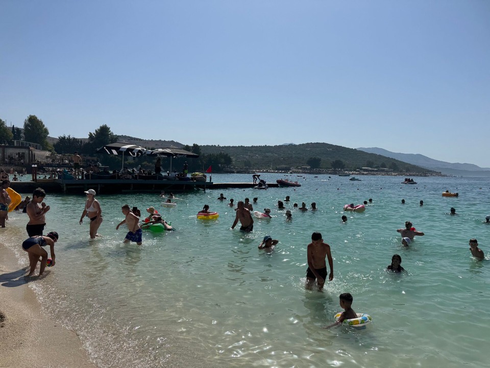 Albanien - Saranda - Da die Strände recht klein sind, ist hier ein ganz schöner Trubel.