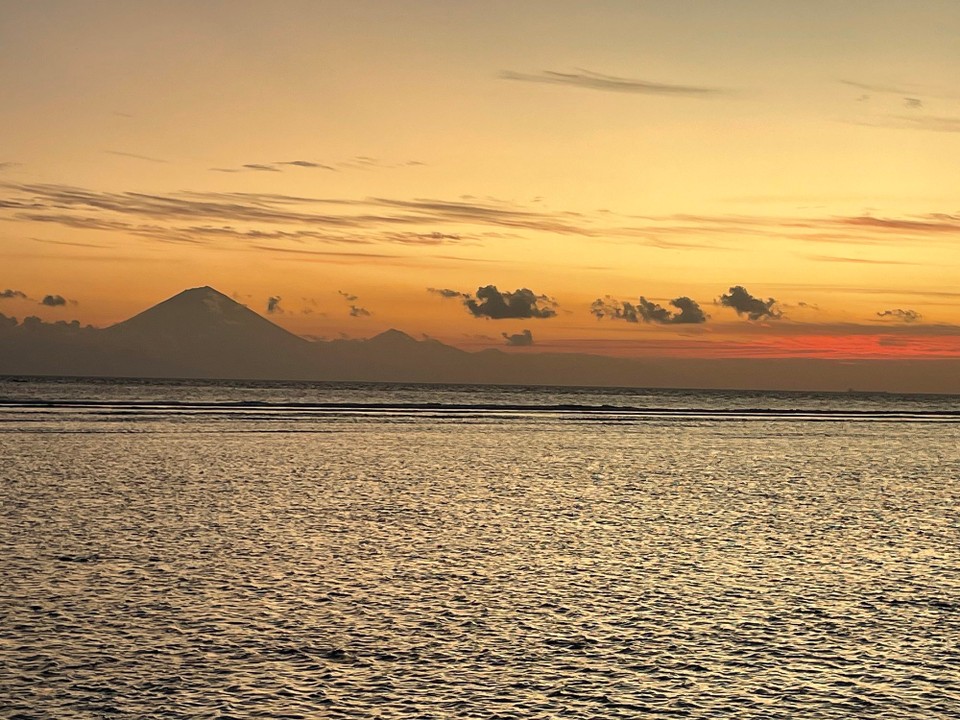 Indonesien - Kabupaten Lombok Utara - Der Sonnenuntergang wurde richtig romantisch und es wurde Zeit zum Abendessen.