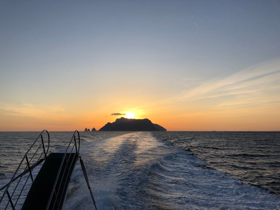 Italien - Capri - Wenn die rote Sonne hinter Capri im Meer versinkt ...