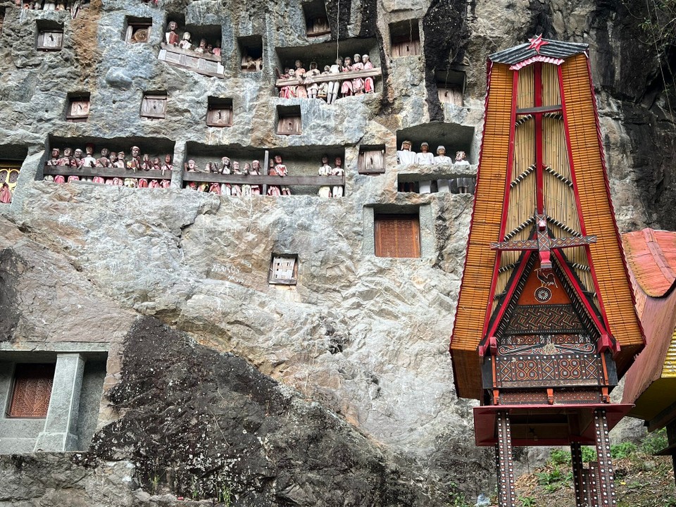 Indonesien - North Toraja Regency - Felsengräber der Toraja. Adlige oder wohlhabende Toraja dürfen für ihre Hinterbliebenen TAO-TAO Figuren aufstellen. Diese Figuren sind ein Abbild des Verstorbenen.