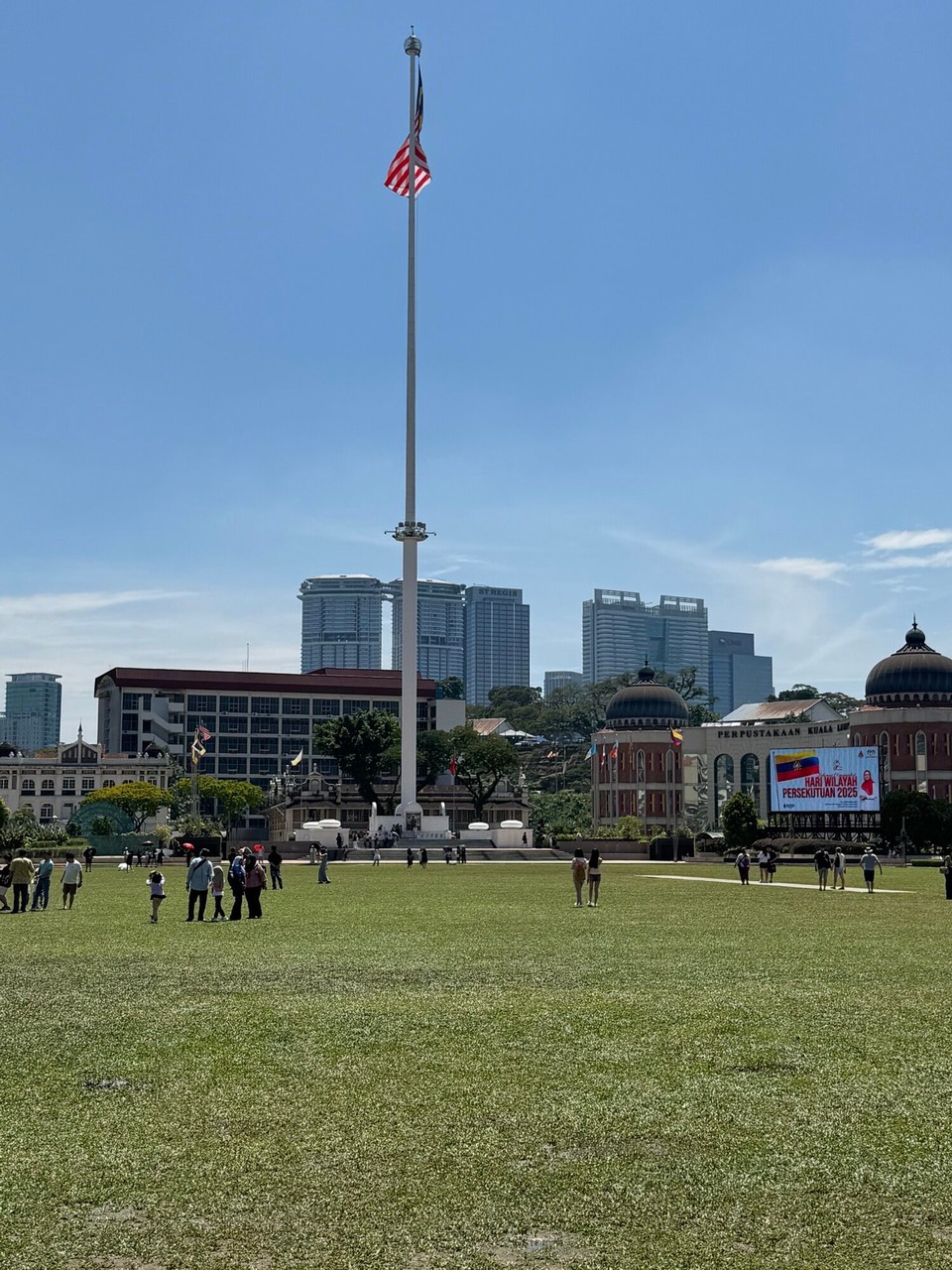 Malaysia - Kuala Lumpur - 100m hoher Mast. Seit 1967 weht hier die malaysische Flagge