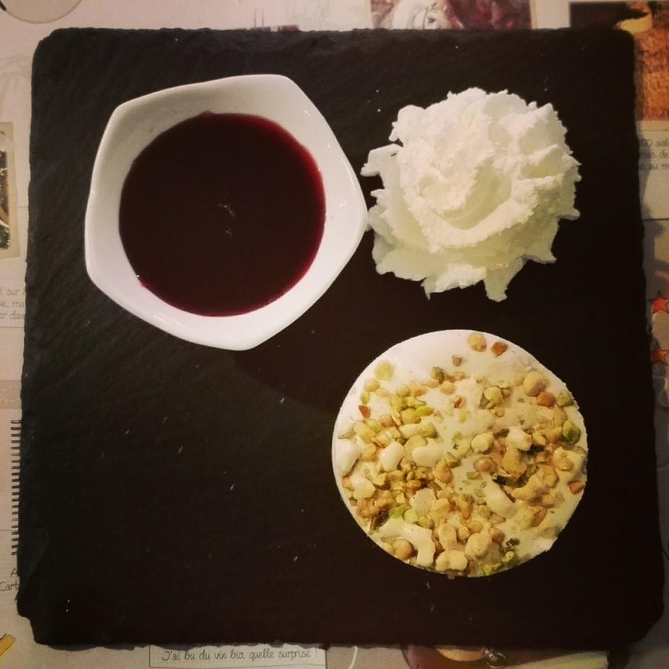 Frankreich - Anduze - Das himmlischste Dessert, das ich bisher hatte :) Nougat Glaceé avec sauce de cassis et chantilly. #délicesdelafrance