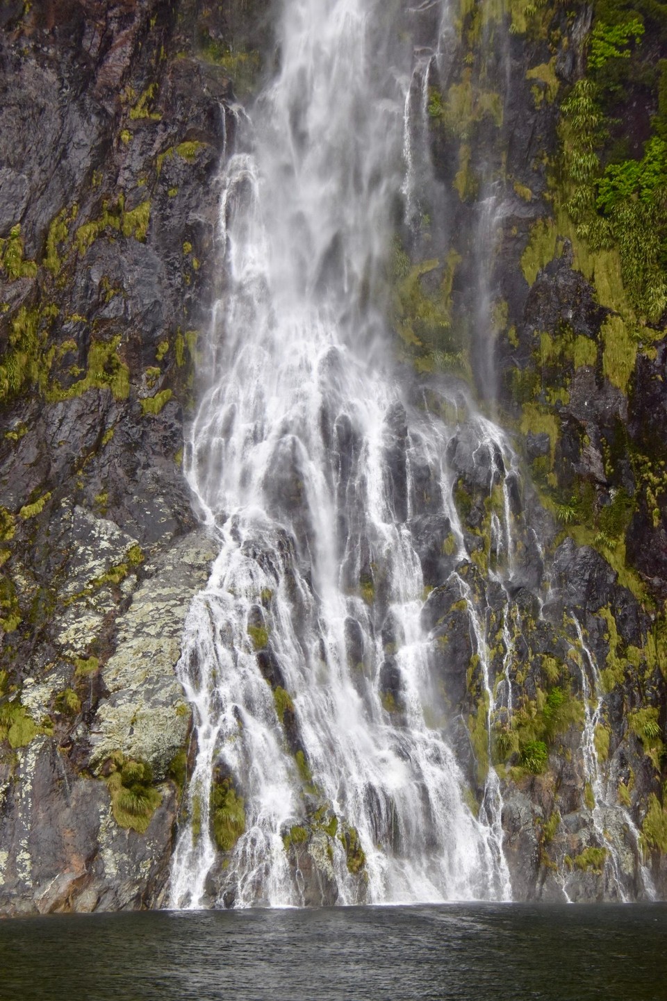 Neuseeland - Milford Sound - Der Milford Sound liegt in einer der regenreichsten Gegenden der Erde, nun kann man ja geteilter Meinung sein, Sonnenschein und blauer Himmel bedeutet aber wenige Wasserfälle. Wir haben uns für die andere Variante entschieden (was blieb uns auch übrig) 🤣