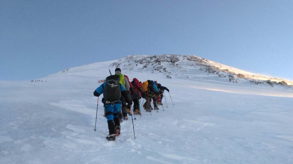Russland - Terskol - Day 4 Summit run: Es ist 5 Uhr morgens. Wir sind seit über einer Stunde unterwegs. Nachdem wir in der dunklen und kalten Nacht gestartet sind, sehnen wir danach die Sonnenstrahlen endlich im Gesicht zu spüren. Die ersten Sonnenstrahlen berühren die Spitze des Berges. Vor dem Anstieg fiel oft der Satz: "Wir müssen bis zum Sonnenaufgang durchhalten!" Der Moment, als die Sonne aufging und unseren Körper wärmte und neue Kräfte entfachte, ist unbezahlbar! - Laubi
