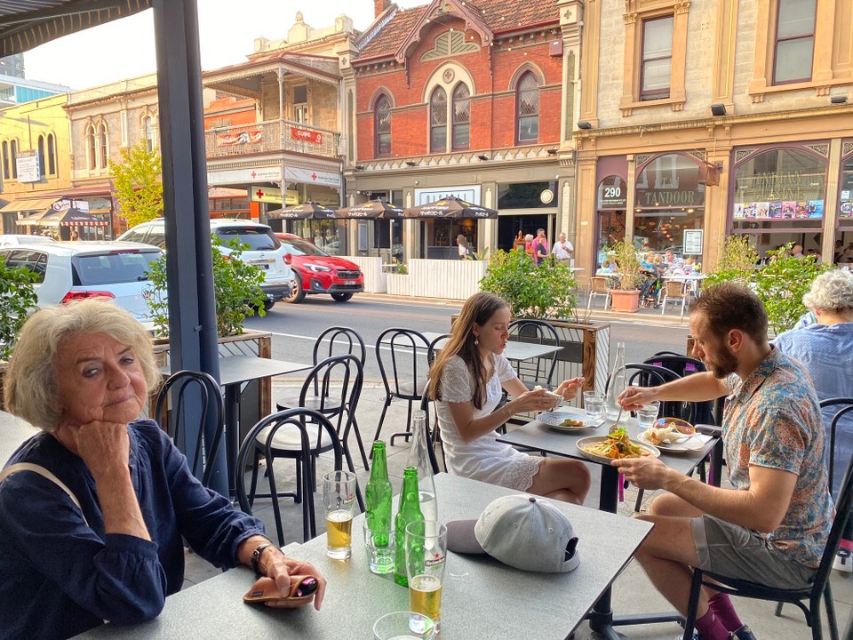 Australien - Adelaide - Beim Abendessen in einem bunten Beizen Quartier am Ende der Rundle Street.

