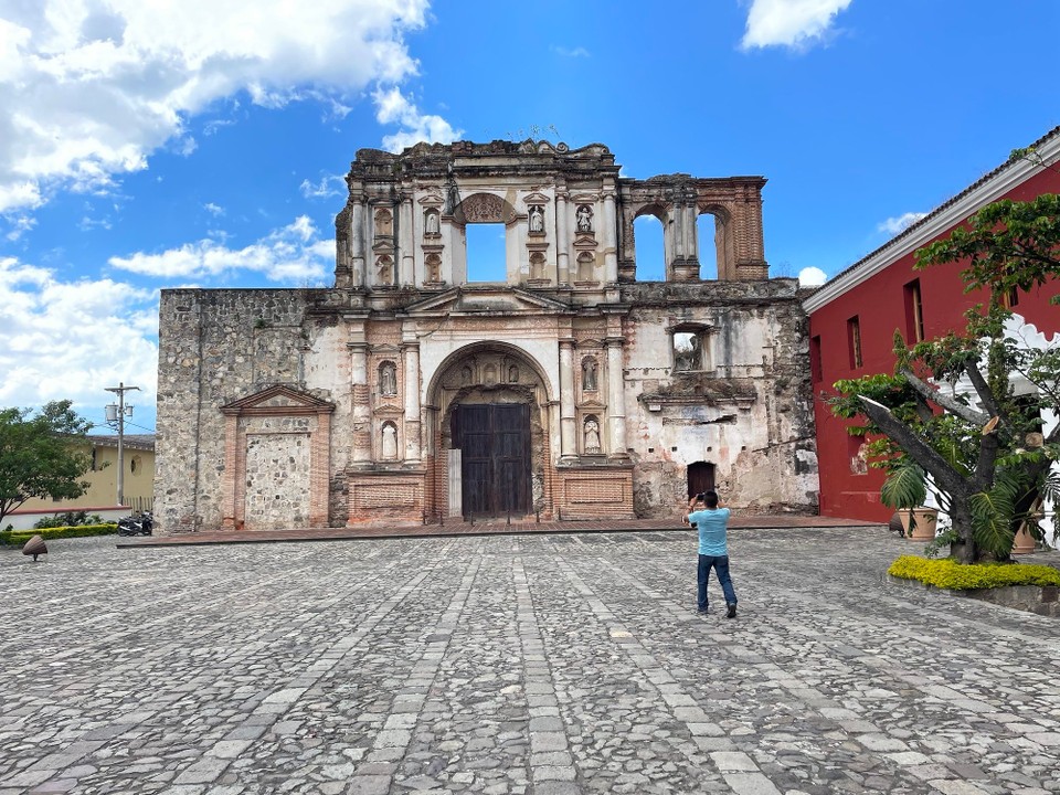 Guatemala - Antigua Guatemala - Anschließend sind wir durch die Straßen Antiguas… 