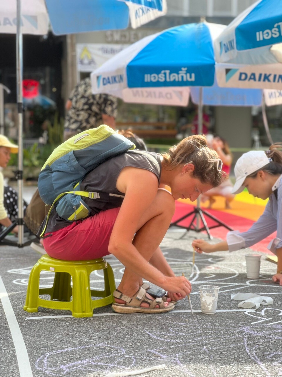 Thailand - Mueang Krabi - Ein bisschen auf die Straße malen? Na klar 😅