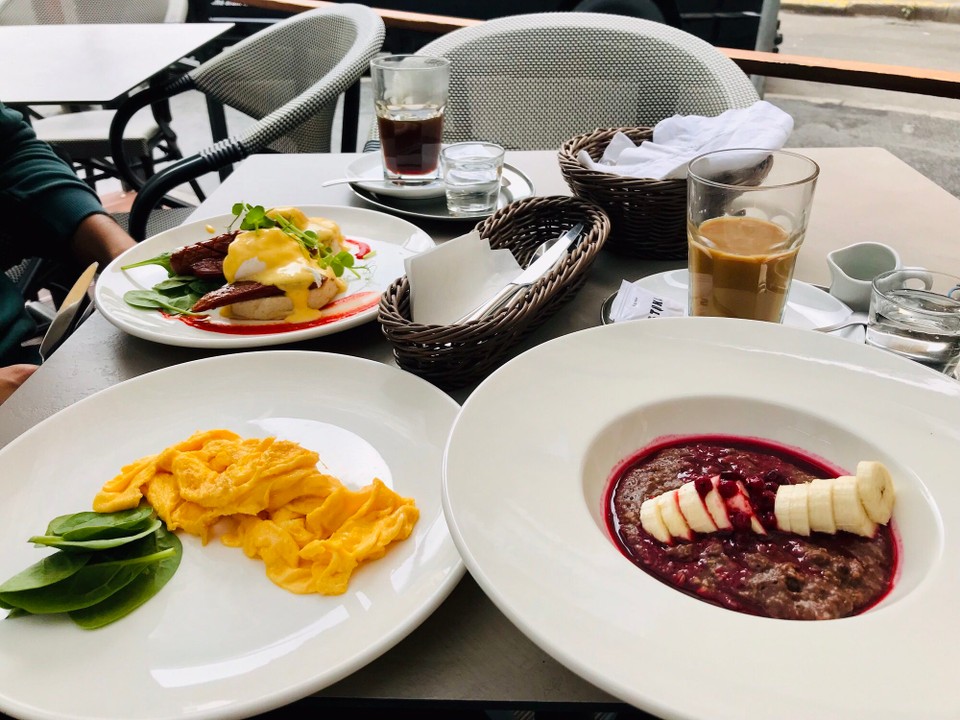 Ungarn - Budapest VII. kerület - Dienstags-Frühstück | Tradition | cocoa porridge, berries, banana | Scrambled eggs | Good Coffee 