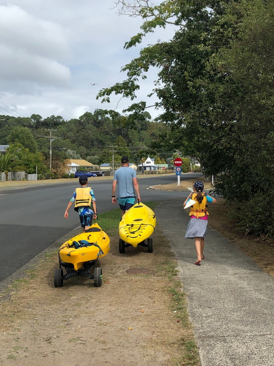 Neuseeland - Cooks Beach - Wir ziehen die Kajaks auf Rollwagen zum Beach