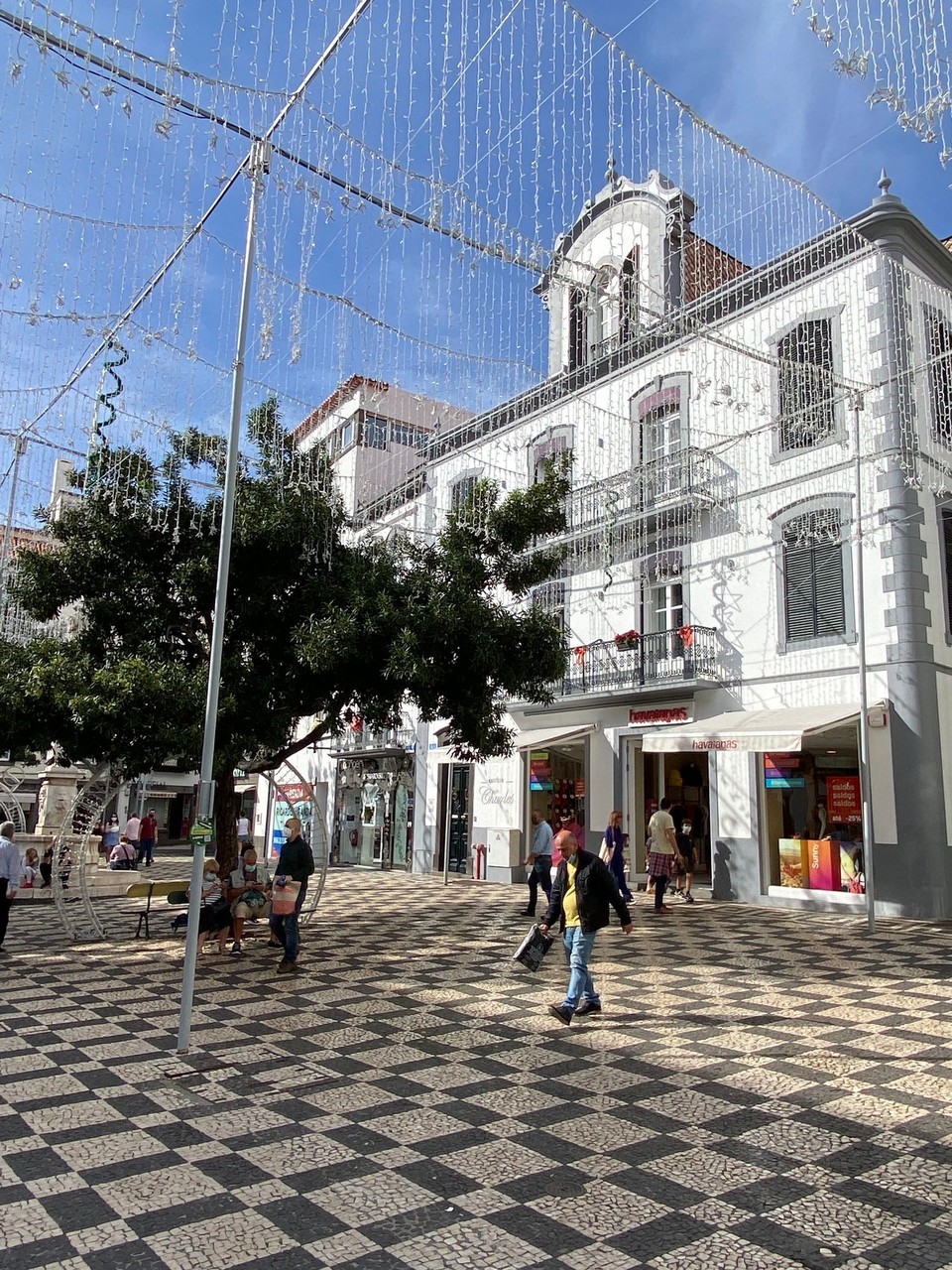 Portugal - Funchal - Die Weihnachtsbeleuchtung muss im Dunklen sehr schön sein. 