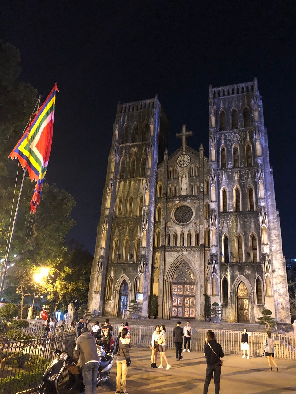 Vietnam - Hanoi - Wer diese Kirche erbaut hat, ist leicht zu erkennen ... 