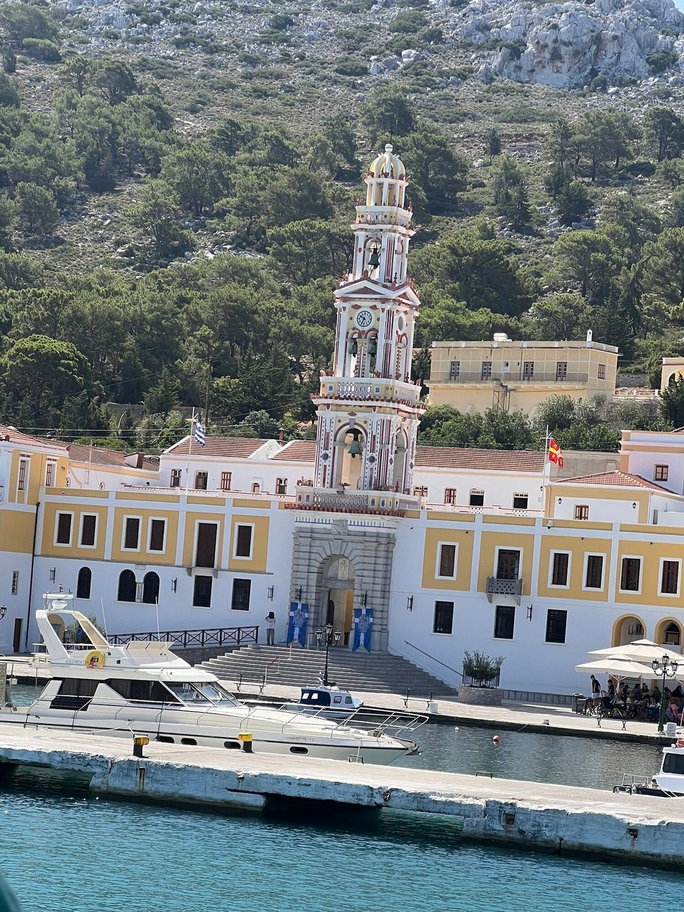 Griechenland - Symi - Schon vom Schiff aus sieht man den Turm des Parnormitis-Klosters.