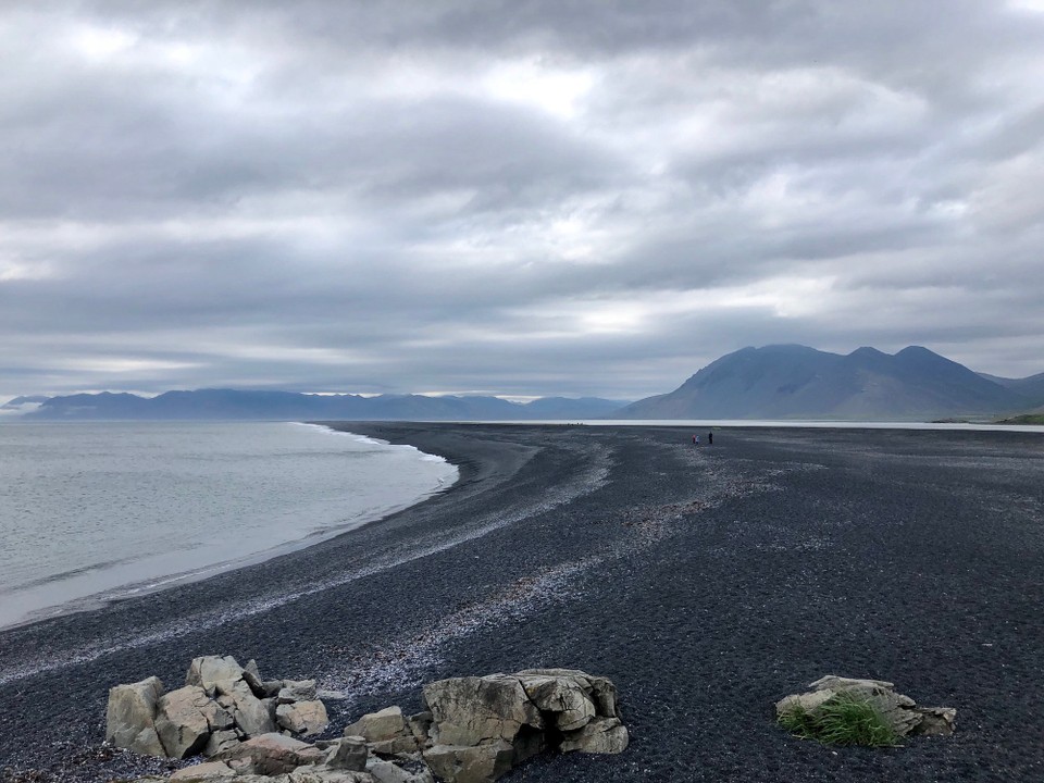 Island - Sveitarfélagið Hornafjörður - Hammer, oder? Und immer noch zwei kleine Sammlerinnen bei der Arbeit...