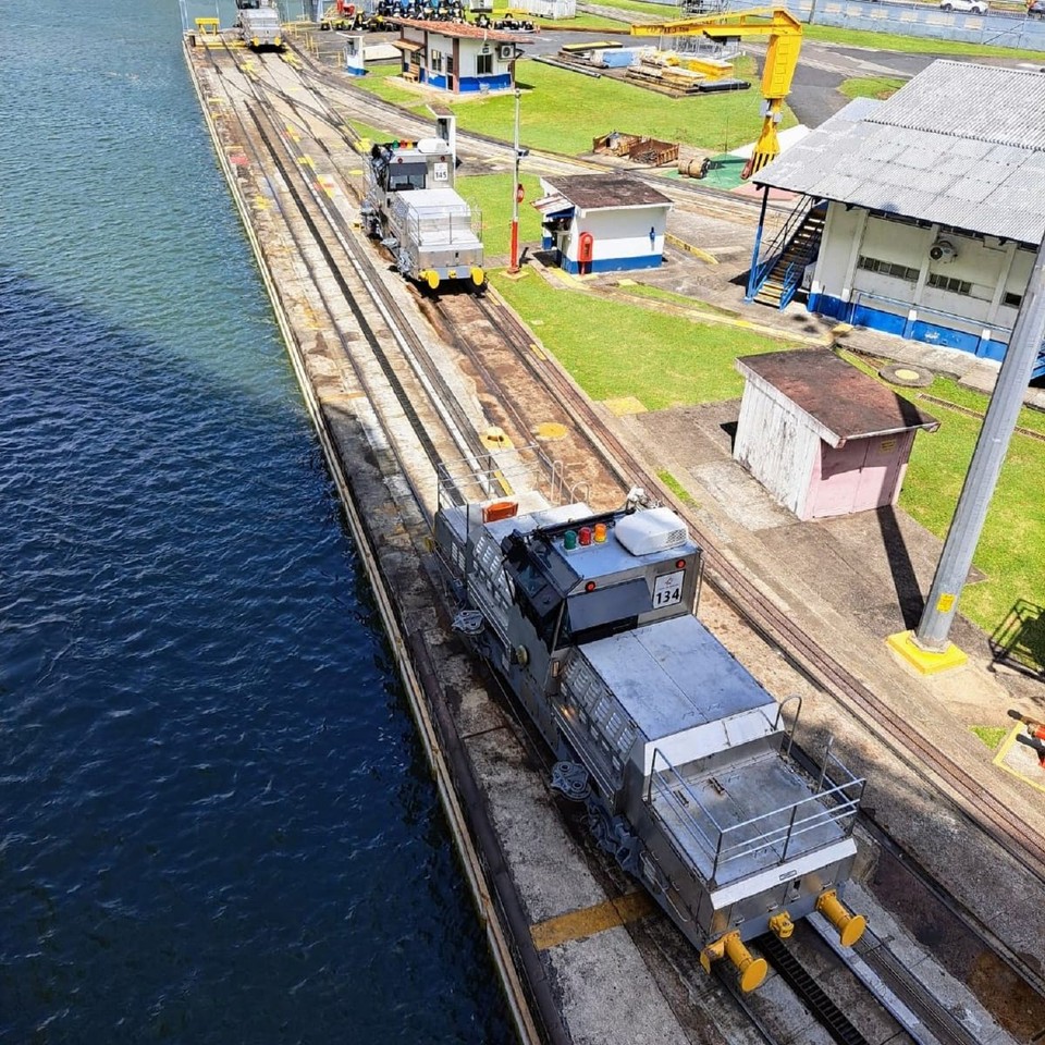 Panama - Panamakanal - Die silbernen Elektrolocks: An Stahlseiten ziehen sie die Schiffe durch die Schleusen. 