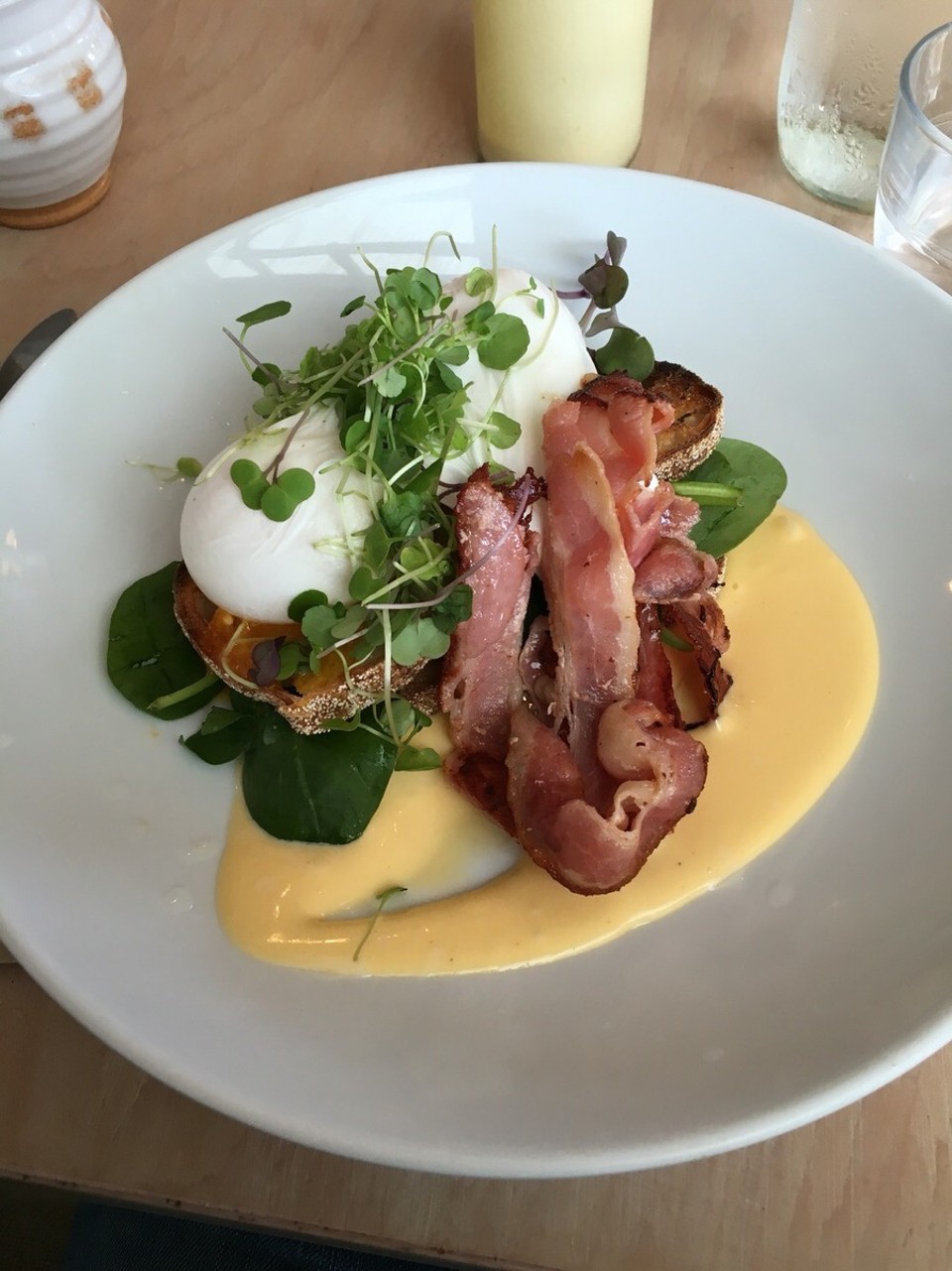 New Zealand - Raglan - Egg Benedict - es gibt fast kein besseres Frühstück und auch mit soviel Liebe wurde das ganze angerichtet 
