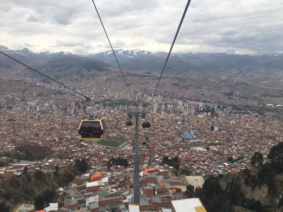 Bolivien - La Paz - Auch für Touristen das Verkehrsmittel der Wahl: die Gondelbahnen.