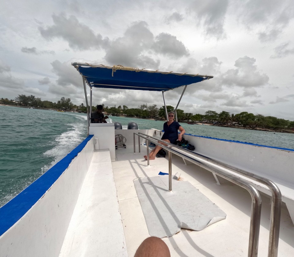 Mauritius -  - Heute mussten wir leider feststellen, dass die gesamte Insel zwar von einem Riff umgeben ist,aber es ist vom Strand aus kaum zu erreichen.
Wir sind dann mit dem Auto Richtung Norden gefahren, wo es einige Schnorchelspots geben sollte
Dann haben wir uns ein Boot gechartert und sind zum Riff gefahren.