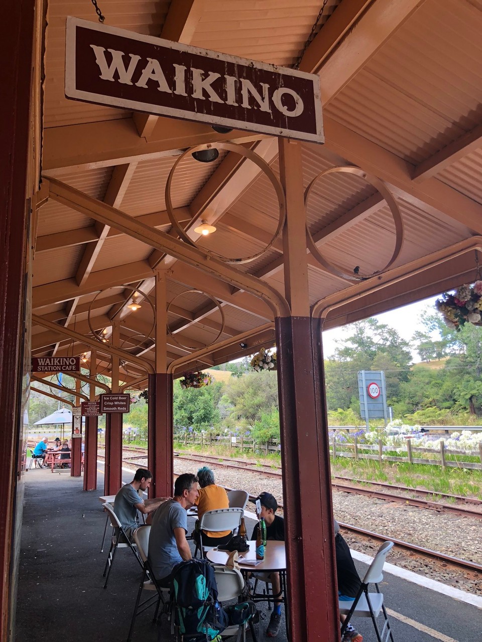 Neuseeland - Waihi - Warten auf den Zug in Waikino