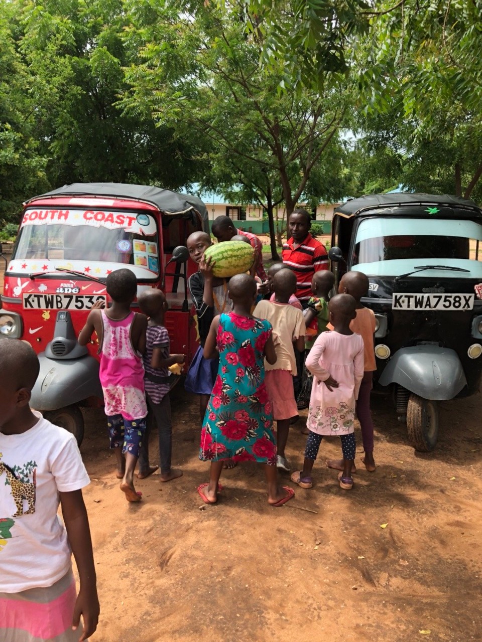 Kenia - Mombasa - Alle Kinder helfen freiwillig